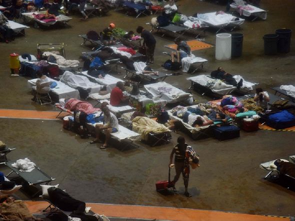 Residentes buscam refúgio durante passagem do Maria pela ilha de Porto Rico por AFP