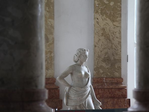 Uma das estátuas do Palácio da Aclamação, vista por entre colunas de mármore por Angeluci Figueiredo