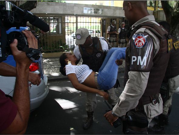 Uma vítima chegou a passar mal  por Foto:Mauro Akin Nassor/CORREIO)
