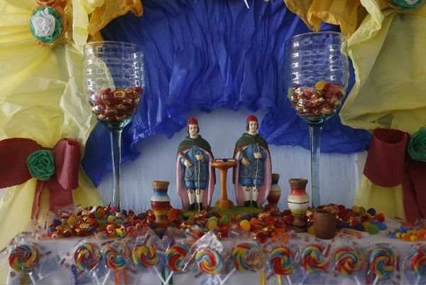 Altar de Cosme e Damião de Dona Dalva, em exibição no Nudoc, marca o dia do seu aniversário