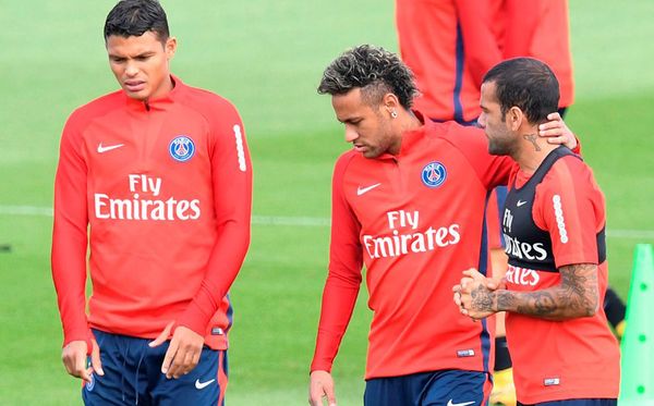 Brasileiros no Paris- Germain: Neymar, Thiago Silva e Daniel Alves.  por Alain Jocard/AFP