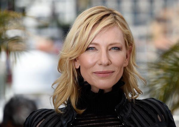 Cate Blanchett faz o polêmico "pênis facial" junto com Sandra Bullock para estimular a produção massiva de colágeno por Divulgação