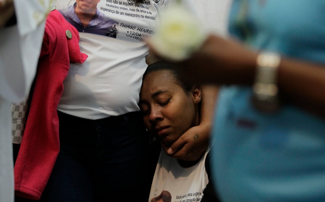 Em clima de emoção, parentes e amigos das vítimas do naufrágio em Mar Grande, Bahia, participam de missa. por Arisson Marinho/CORREIO