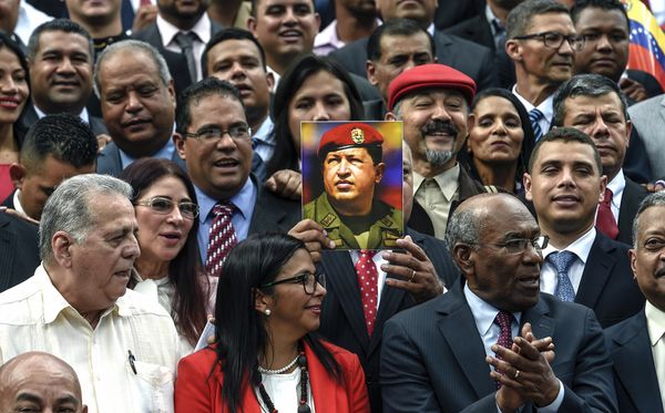 Membros da assembleia constituinte venezuelana participam de solenidade no congresso nacional em Caracas. por Juan Barreto/AFP