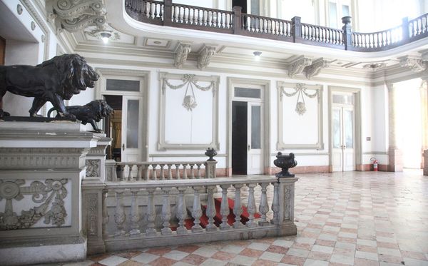O hall de entrada do Palácio da Aclamação por Angeluci Figueiredo