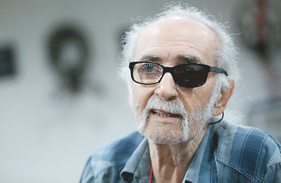 O patriarca e escultor Mário Cravo Junior, ainda na ativa aos 94 anos de idade