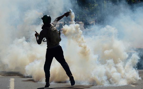 Oposição ao governo Maduro protesta em Caracas, Venezuela. por Ronald Schemeidt /AFP