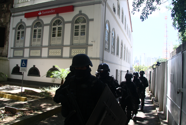 Policiais do Bope realizaram uma varredura no banco depois que os acusados foram para a delegacia 