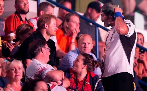 Príncipe Harry assiste ao Invictus Games inspirados nos Jogos Paraolímpicos e conversa com um atleta do time da Nova Zelândia em Toronto. por Geoff Robins/AFP 