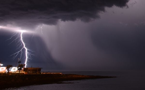 Tempestade elétrica em Montevidéu, Uruguai por Mariana Suarez/AFP