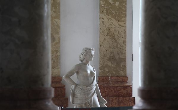 Uma das estátuas do Palácio da Aclamação, vista por entre colunas de mármore por Angeluci Figueiredo