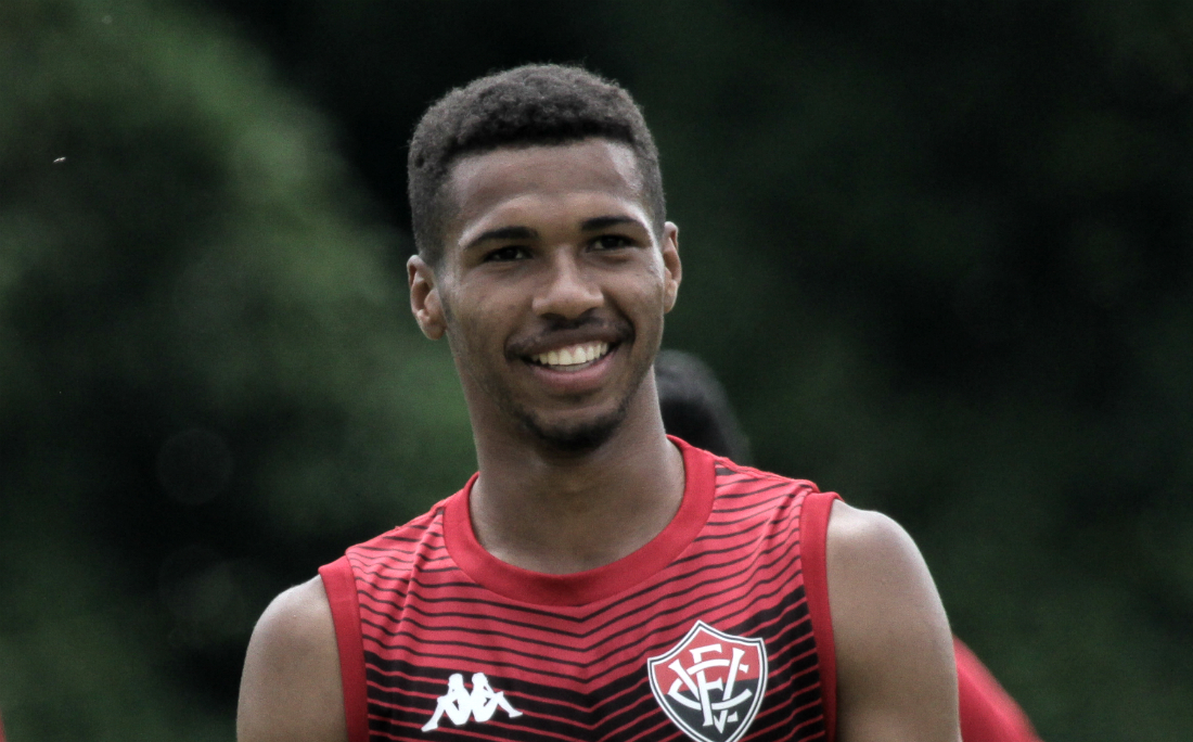 Vitória contrata o volante Wesley Dias, emprestado pelo Estoril Praia, vitória