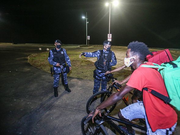 A Guarda Municipal abordou quem circulava pela área interditada pela prefeitura. por Tiago Caldas/CORREIO