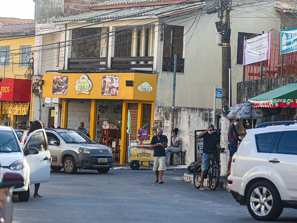 A prefeitura de Lauro de Freitas determinou toque de recolher na cidade das 20h às 5h. A medida já começa a valer a partir dessa sexta (15) e tem prazo inicial de dez dias. por Tiago Caldas/CORREIO