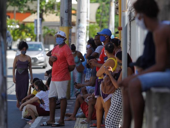 Algumas pessoas esperavam do outro lado da rua. por Arisson Marinho/CORREIO