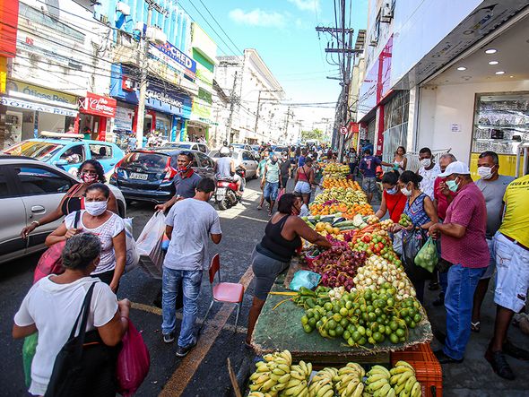 Ambulantes voltaram a atuar na Avenida Joana Angélica há algumas semanas. por Tiago Caldas/CORREIO