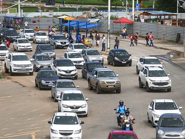 Apesar da diminuição do fluxo de veículo em Salvador durante a pandemia, ainda é possível ver muitos carros na região do Iguatemi. por Tiago Caldas/CORREIO
