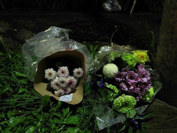 As primeiras flores deixadas em homenagem às vítimas por Buddhika Weerasinghe / AFP