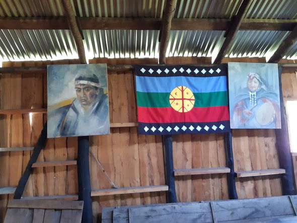 Bandeira Mapuche e imagens de líderes expostos na ruca  por Mariana Rios/CORREIO