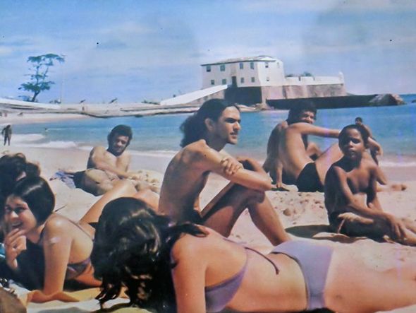 Caetano no Porto da Barra nos anos 70 por Foto: Reprodução/Livro Anos 70