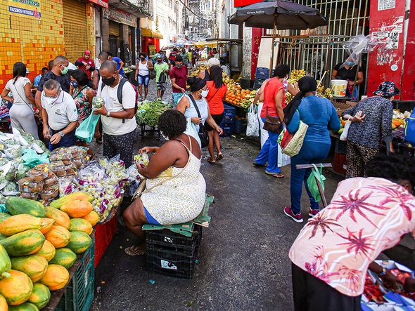 Com o grande movimento na região, fica difícil manter a distância mínima entre pessoas para evitar a disseminação da covid-19. por Tiago Caldas/CORREIO