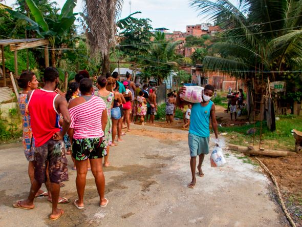 Distribuição de cestas básicas na comunidade de Vila Vitória, em Salvador por Foto: Paulo Coqueiro/Divulgação