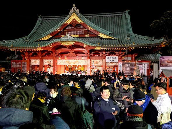 Em Tóquio, visitas a templos por AFP