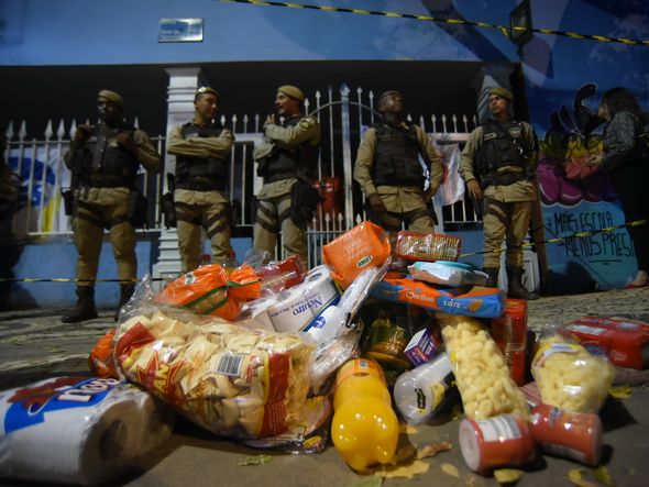 Entrada de suprimentos foi proibida pela polícia e as doações ficaram na calçada por Foto: Betto Jr./CORREIO