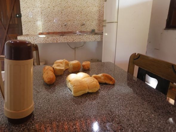 Estômago vazio: 12 pães espalhados ao lado de uma garrafa térmica por Marina Silva/CORREIO