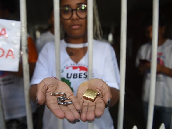 Estudante mostra cadeados arrombados pela PM por Foto: Betto Jr./CORREIO