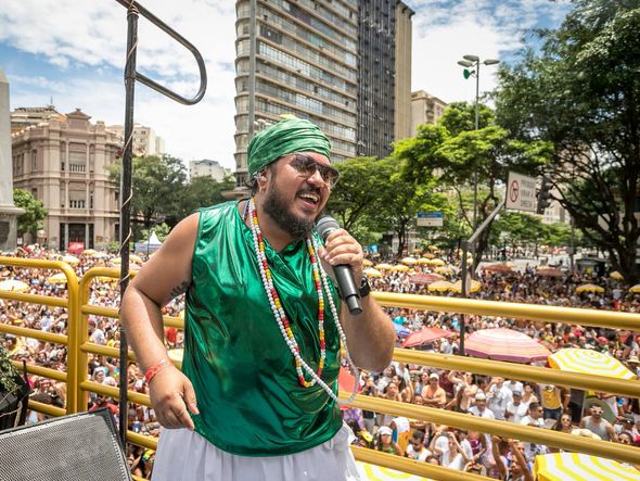 Geo Cardoso, idealizador do Baianas Ozadas, canta em trio durante a folia em BH por Foto: Netun Lima/Divulgação