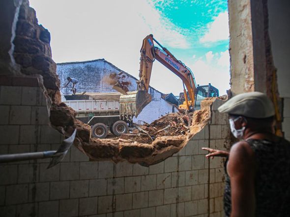 Morador observa a demolição. por Tiago Caldas/CORREIO