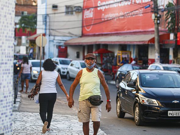 Moradores se arriscavam na rua. por Tiago Caldas/CORREIO