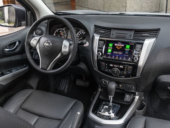 O interior tem acabamento em couro e o câmbio é automático por Foto: Nissan