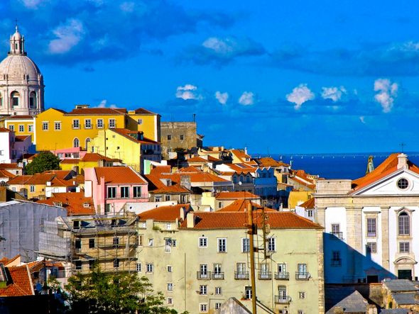 Parece Salvador mas é Lisboa: Bairro Alto, o equivalente a nossa Cidade Alta  por Sora Maia