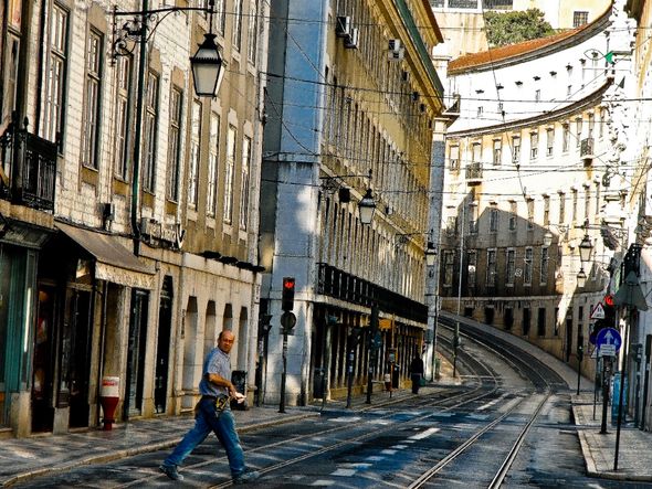 Parece Salvador mas é Lisboa: bairro do Chiado em Lisboa por Sora Maia