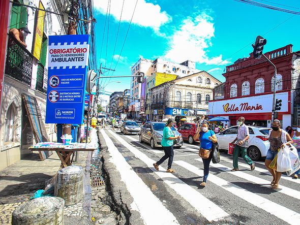 Placas lembram dos cuidados importantes para diminuir os riscos do contágio pelo coronavírus. por Tiago Caldas/CORREIO