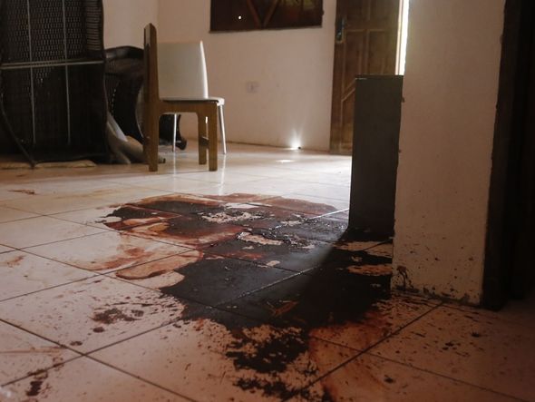 Sangue esparramado na sala já estava seco e escuro. Os móveis continuavam revirados por Marina Silva/CORREIO