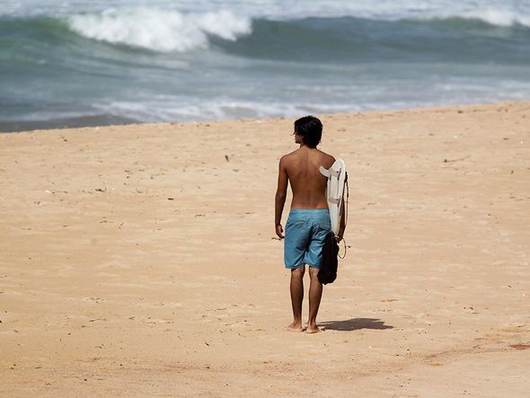 Surfistas foram flagrados na praia de Armação. por Arisson Marinho/CORREIO