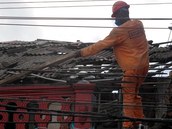 Telhado teve que ser desmontado no início da demolição por Arisson Marinho/CORREIO