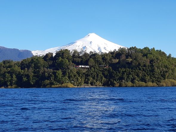 Vulcão Villarrica visto do lago de mesmo nome: da turística cidade de Pucón é possível ir conhecer cultura de resistência dos mapuches por Mariana Rios/CORREIO