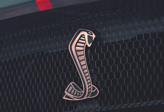 A serpente ocupa o lugar do cavalo na grade dianteira
