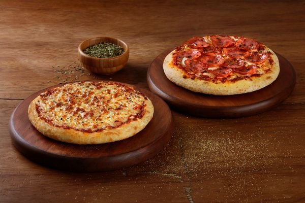 Até o dia 29 de novembro, na compra de uma pizza média ou grande na Domino's Pizza, a segunda sai de graça (com exceção de Pizza Pan e da nova massa Finíssima). Promoção válida em todas as lojas, em compras online e pelo aplicativo próprio.