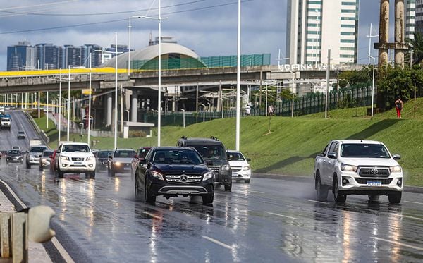 Na Avenida Paralela, a movimentação também era grande na manhã dessa sexta-feira (12).