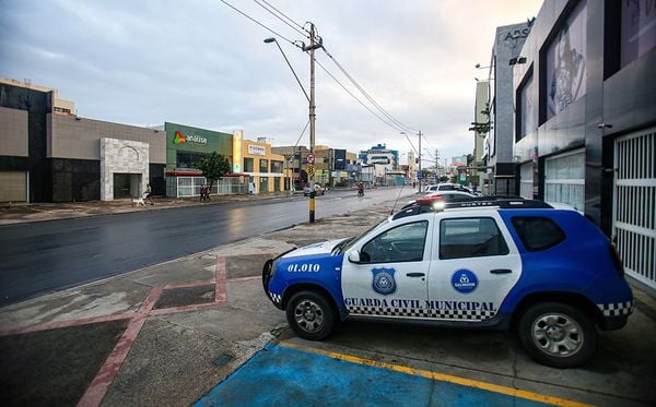 Ruas vazias na Pituba, no primeiro dia de restrições. por Tiago Caldas/CORREIO