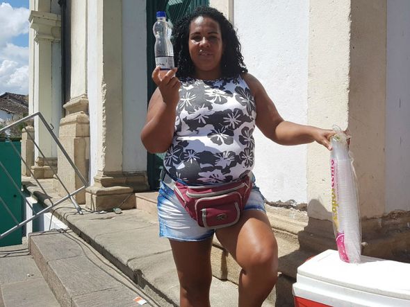 A vendedora ambulante Cleide da Silva sempre trabalha na Flica para garantir "um dinheirinho" por Foto: Laura Fernandes/CORREIO