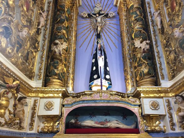 Altar colateral de Nossa Senhora das Dores, onde acredita-se que ocorriam as aulas do Bem Morrer por Foto: Fernanda Lima/CORREIO