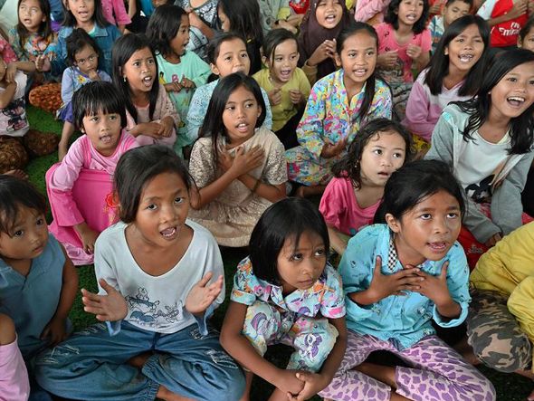 As crianças, afetadas pelo tsunami causado pelo vulcão conhecido como filho do Krakatoa participam de um programa de cura de trauma em Labuhan na província de Banten. Quase 22.000 pessoas foram evacuadas. por ADEK BERRY / AFP  