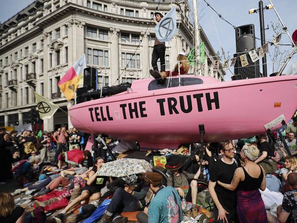 Ativistas da mudança climática ocupam Oxford Circus e travam a principal área comercial do centro de Londres, no quarto dia de protestos. por ISABEL INFANTES / AFP