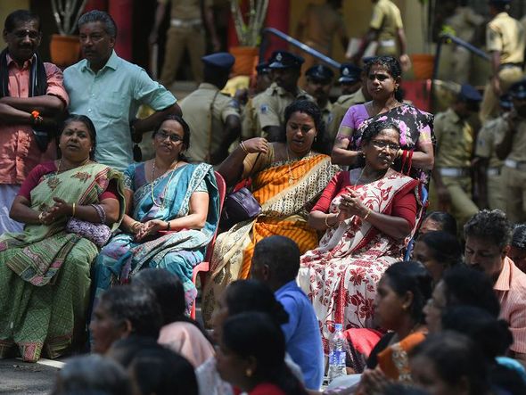 Ativistas hindus protestam em Maniyar no distrito de Kerala Pathanamthitta, após a detenção de 68 devotos no templo Sabarimala.  por ARUN SANKAR / AFP